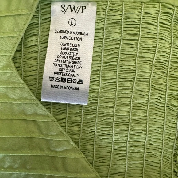 S/W/F A symmetrical crop top - Picture 4 of 5